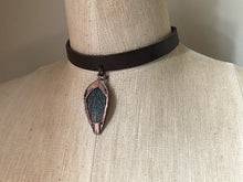 Load image into Gallery viewer, Electroformed Macaw Feather Leather Choker