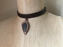Load image into Gallery viewer, Electroformed Macaw Feather Leather Choker
